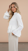 „Ivory Muse“ – Weiße Volant-Bluse