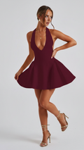 Elegantes Burgunderfarbenes Neckholder-Kleid