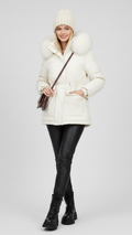 Weiße Pufferjacke mit Kunstpelz-Kragen