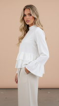 „Ivory Muse“ – Weiße Volant-Bluse