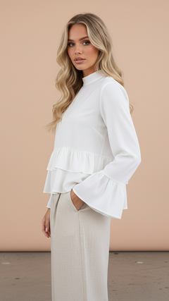 „Ivory Muse“ – Weiße Volant-Bluse