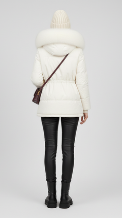 Weiße Pufferjacke mit Kunstpelz-Kragen